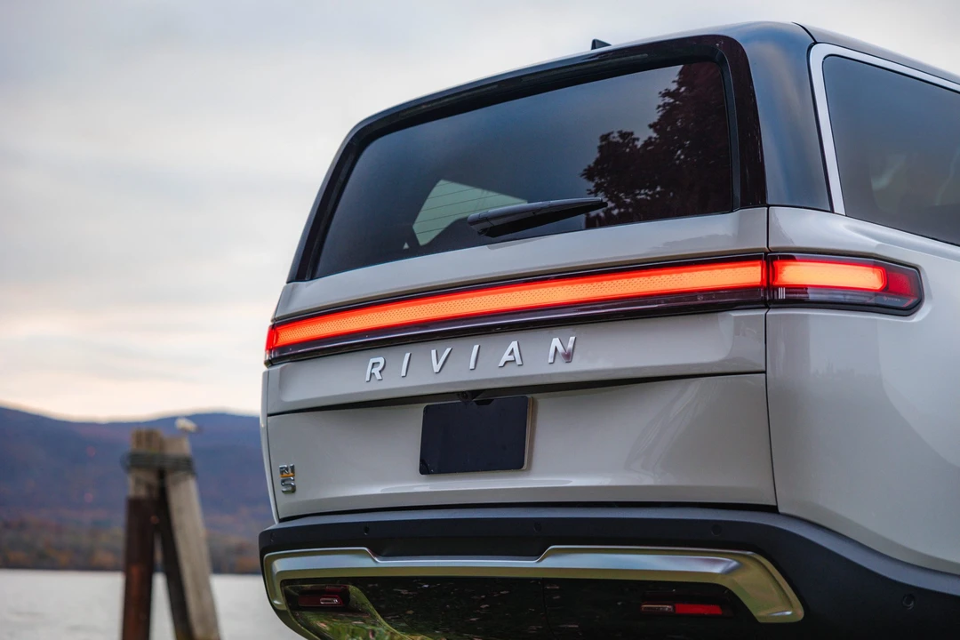 2023 Rivian R1S - Image 24 of 31