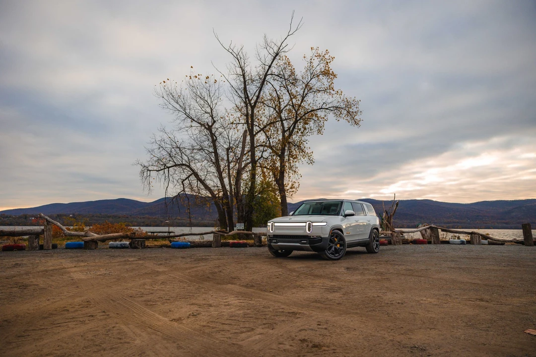 2023 Rivian R1S - Image 8 of 31
