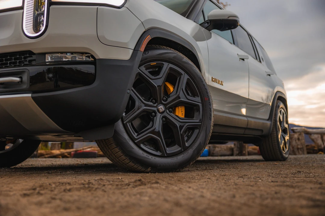 2023 Rivian R1S - Image 28 of 31