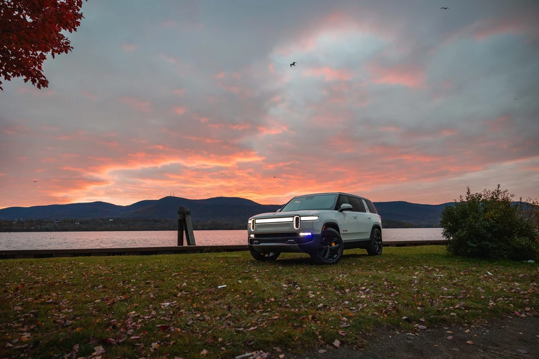 2023 Rivian R1S - Image 7 of 31
