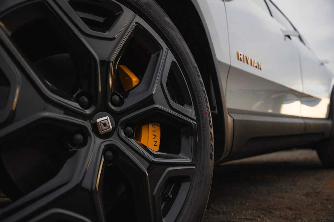 2023 Rivian R1S - Image 29 of 31