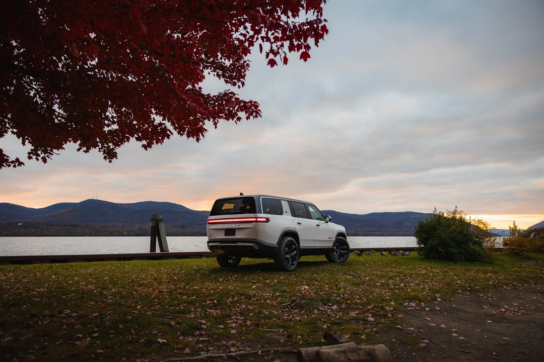 2023 Rivian R1S - Image 10 of 31