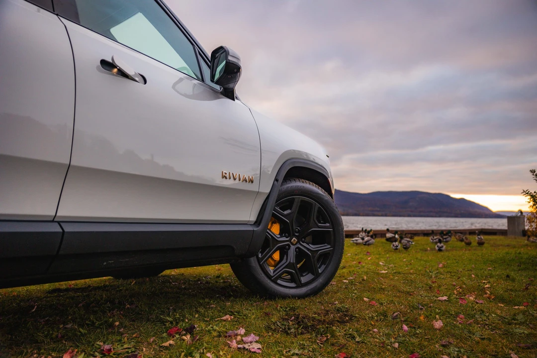 2023 Rivian R1S - Image 23 of 31