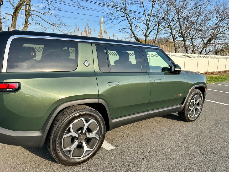 2023 Rivian R1S - Image 14 of 31
