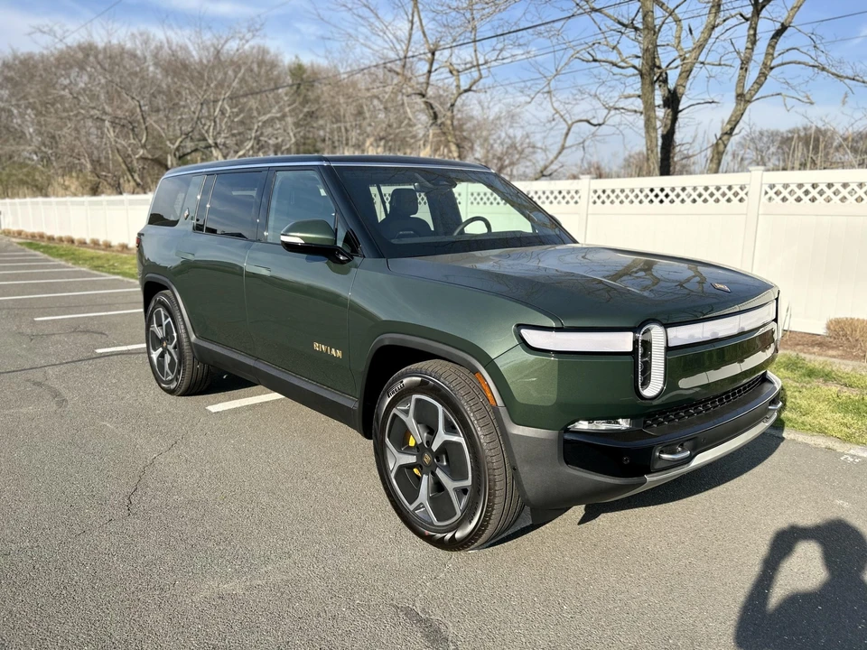 2023 Rivian R1S - Image 2 of 31