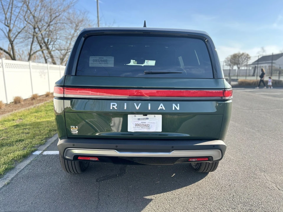 2023 Rivian R1S - Image 18 of 31