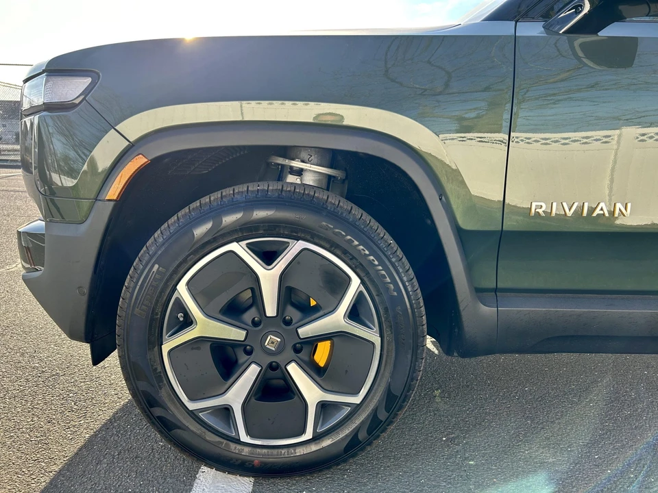 2023 Rivian R1S - Image 26 of 31