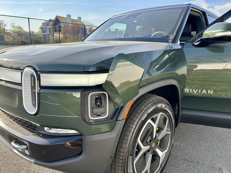 2023 Rivian R1S - Image 22 of 31