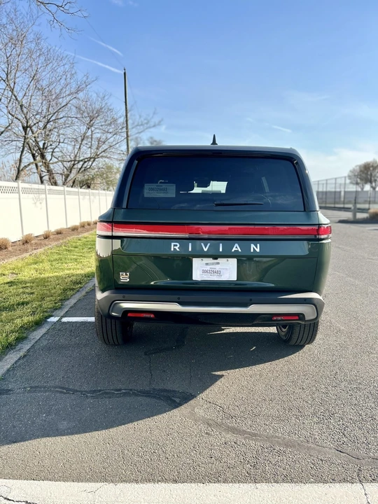 2023 Rivian R1S - Image 17 of 31