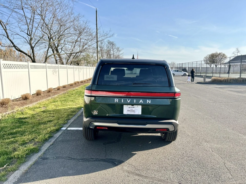 2023 Rivian R1S - Image 15 of 31