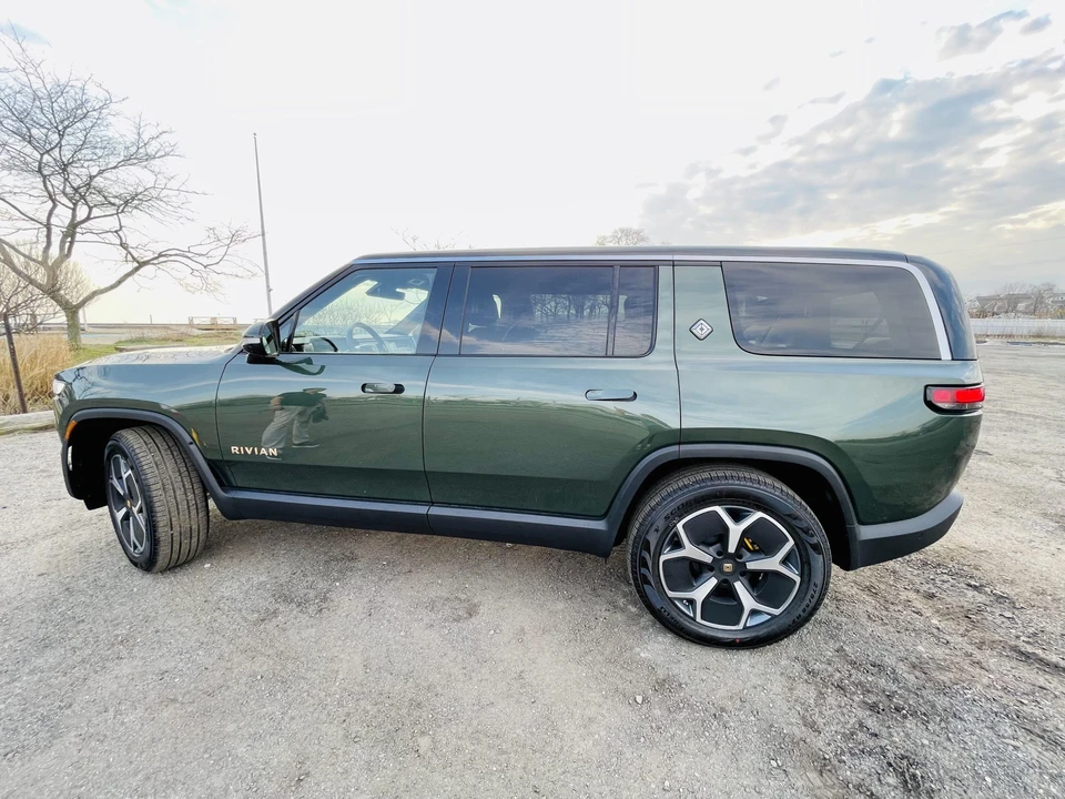 2023 Rivian R1S - Image 9 of 31