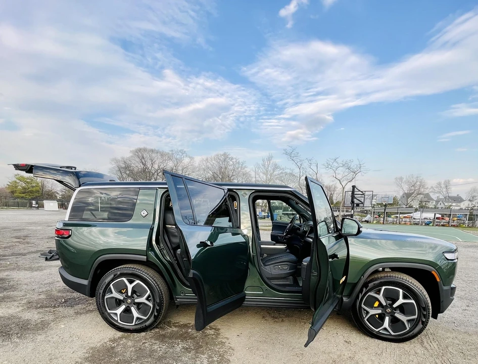2023 Rivian R1S - Image 27 of 31