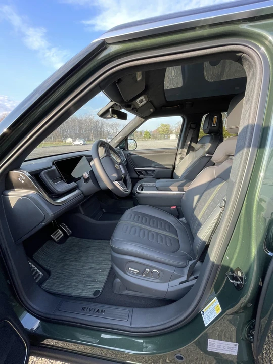 2023 Rivian R1S - Image 29 of 31