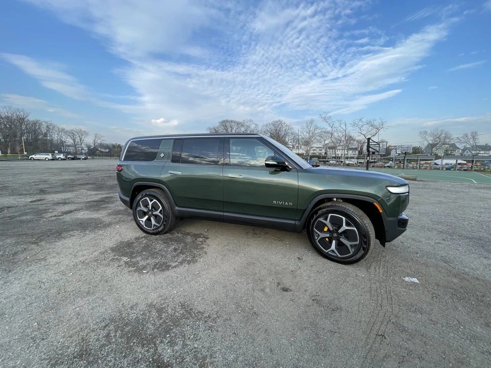 2023 Rivian R1S - Image 10 of 31
