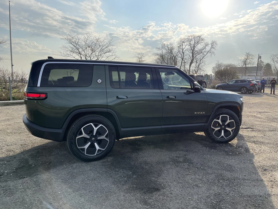 2023 Rivian R1S - Image 12 of 31