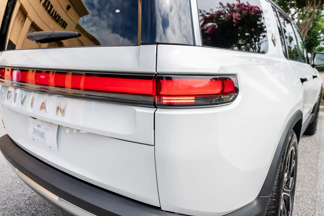 2023 Rivian R1S - Image 24 of 31