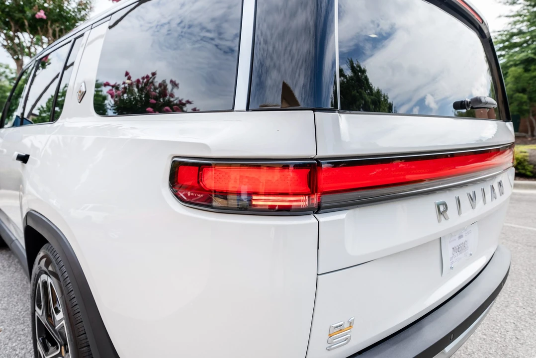 2023 Rivian R1S - Image 23 of 31