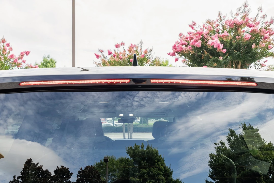 2023 Rivian R1S - Image 27 of 31