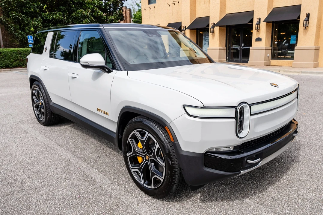 2023 Rivian R1S - Image 8 of 31
