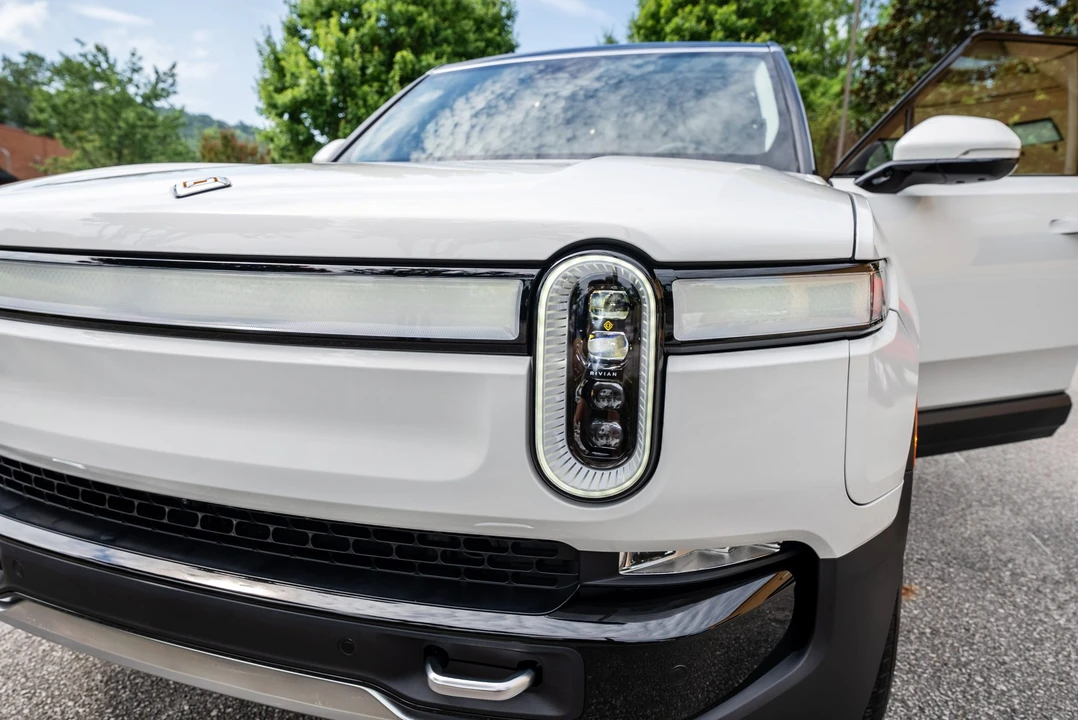 2023 Rivian R1S - Image 13 of 31
