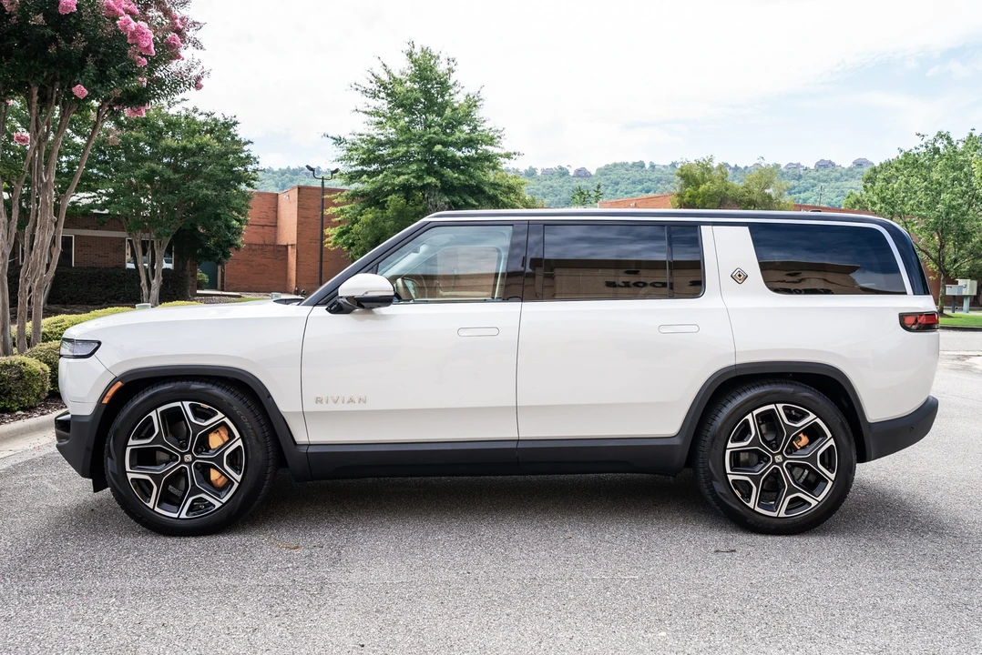 2023 Rivian R1S - Image 3 of 31