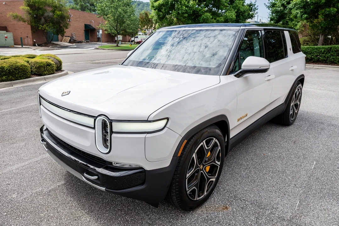 2023 Rivian R1S - Image 2 of 31