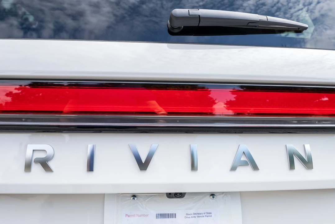 2023 Rivian R1S - Image 26 of 31