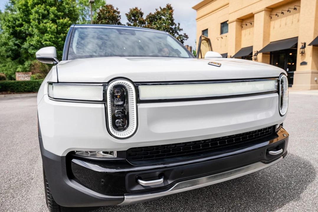 2023 Rivian R1S - Image 10 of 31