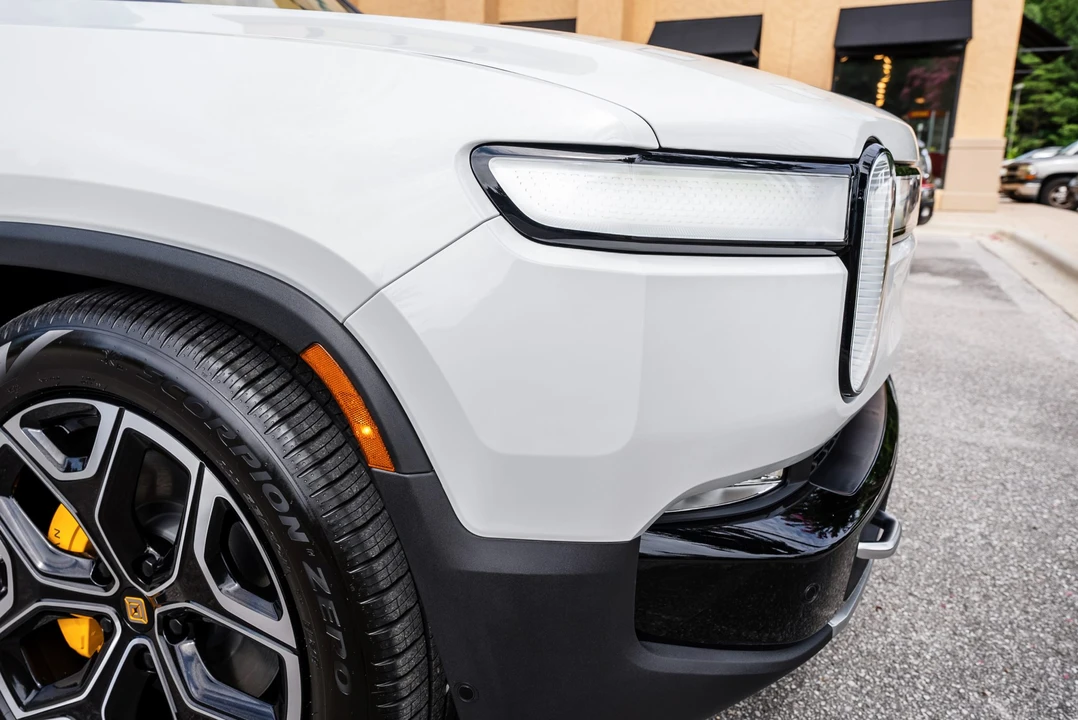 2023 Rivian R1S - Image 16 of 31