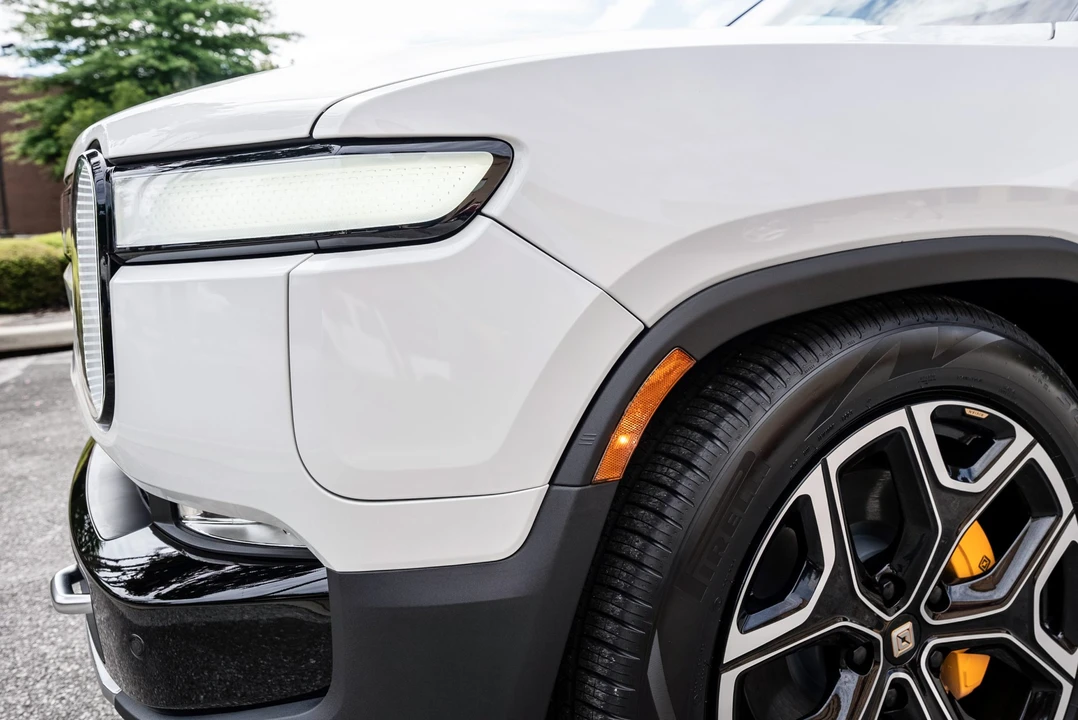2023 Rivian R1S - Image 17 of 31