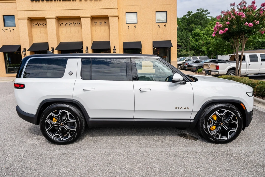 2023 Rivian R1S - Image 7 of 31
