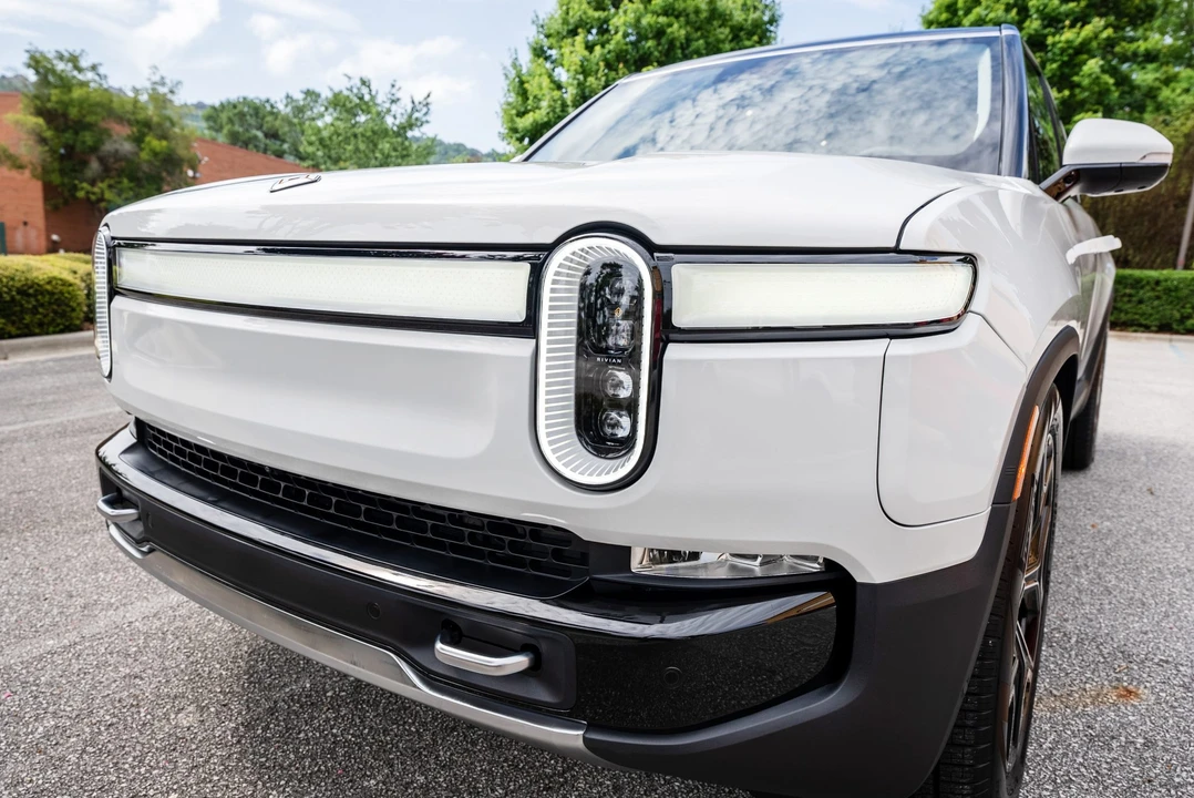 2023 Rivian R1S - Image 12 of 31
