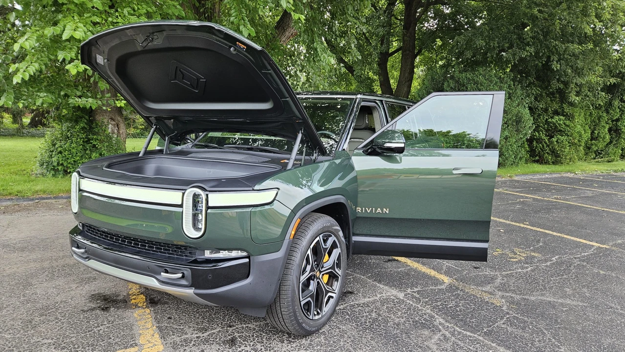 2023 Rivian R1S - Image 11 of 31