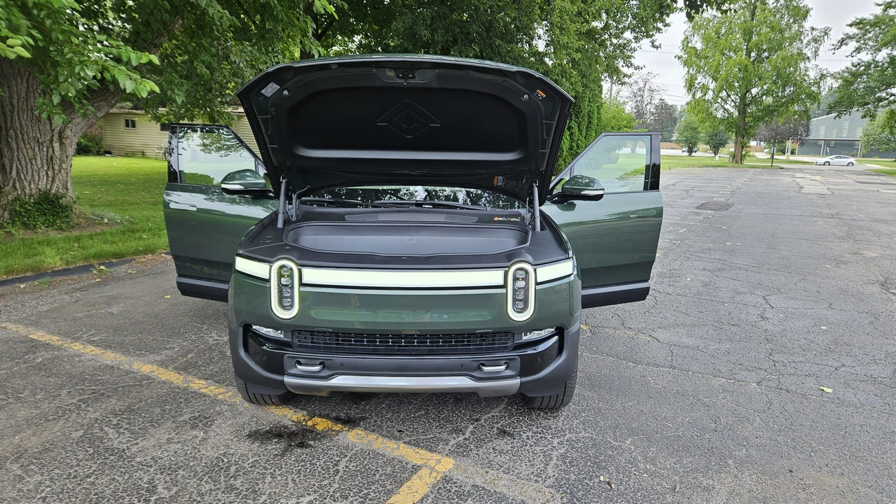 2023 Rivian R1S - Image 15 of 31