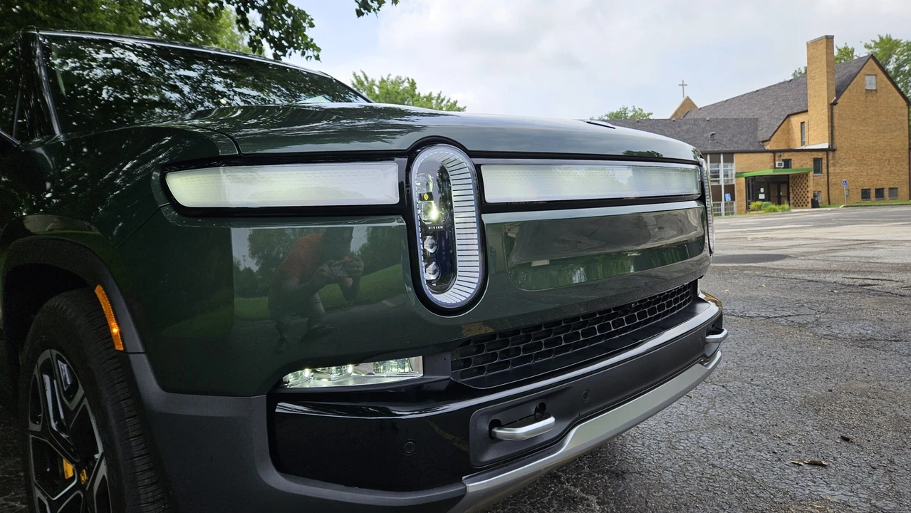 2023 Rivian R1S - Image 30 of 31