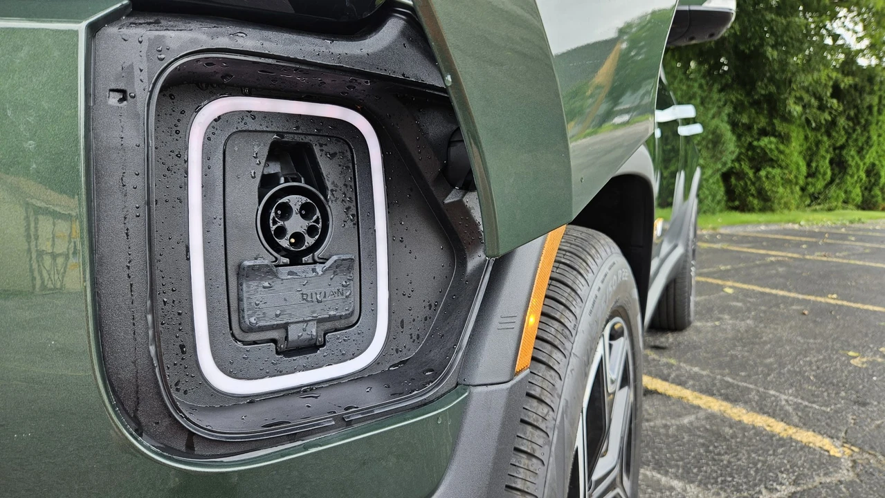 2023 Rivian R1S - Image 17 of 31