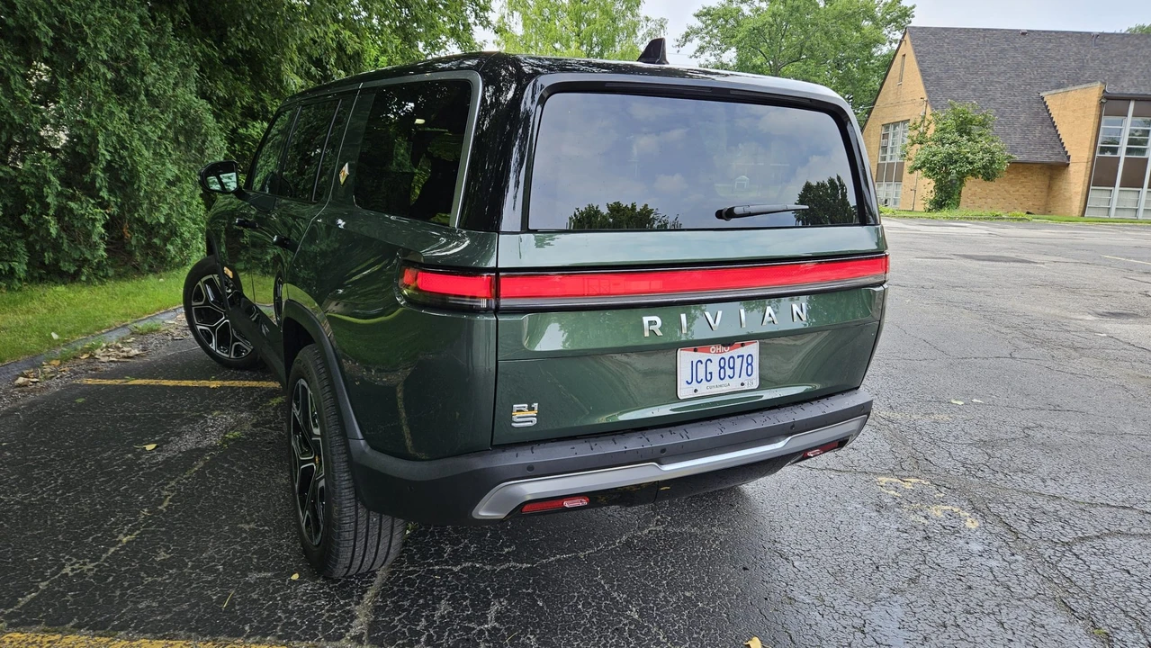 2023 Rivian R1S - Image 4 of 31