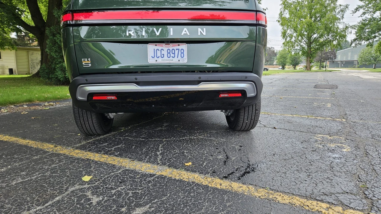 2023 Rivian R1S - Image 23 of 31