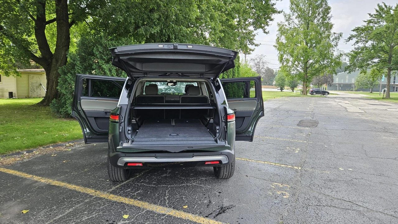 2023 Rivian R1S - Image 12 of 31