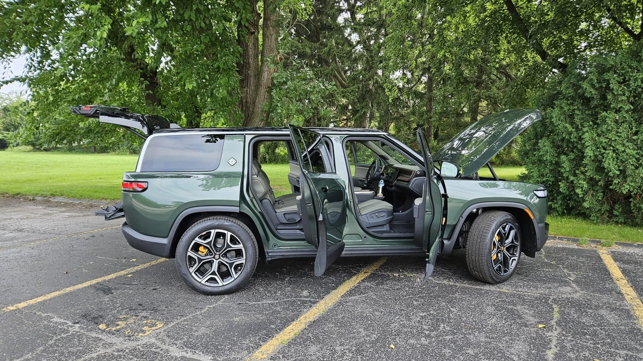 2023 Rivian R1S - Image 13 of 31