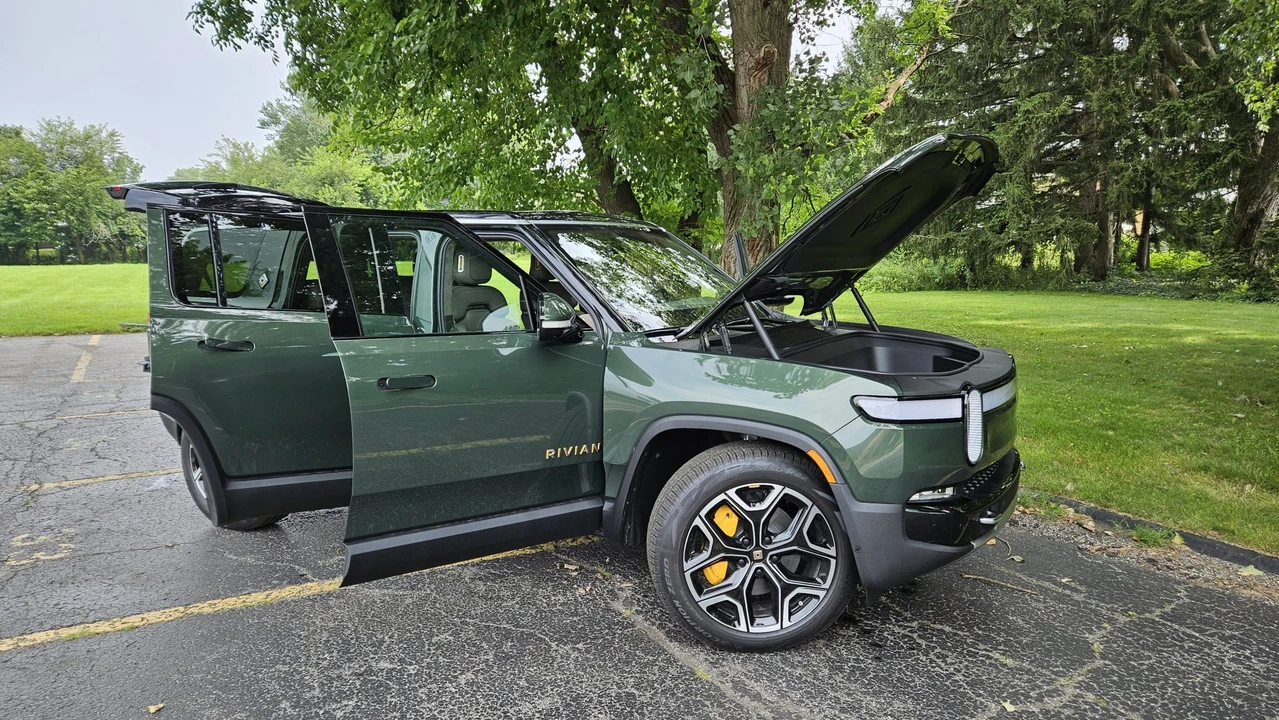 2023 Rivian R1S - Image 14 of 31