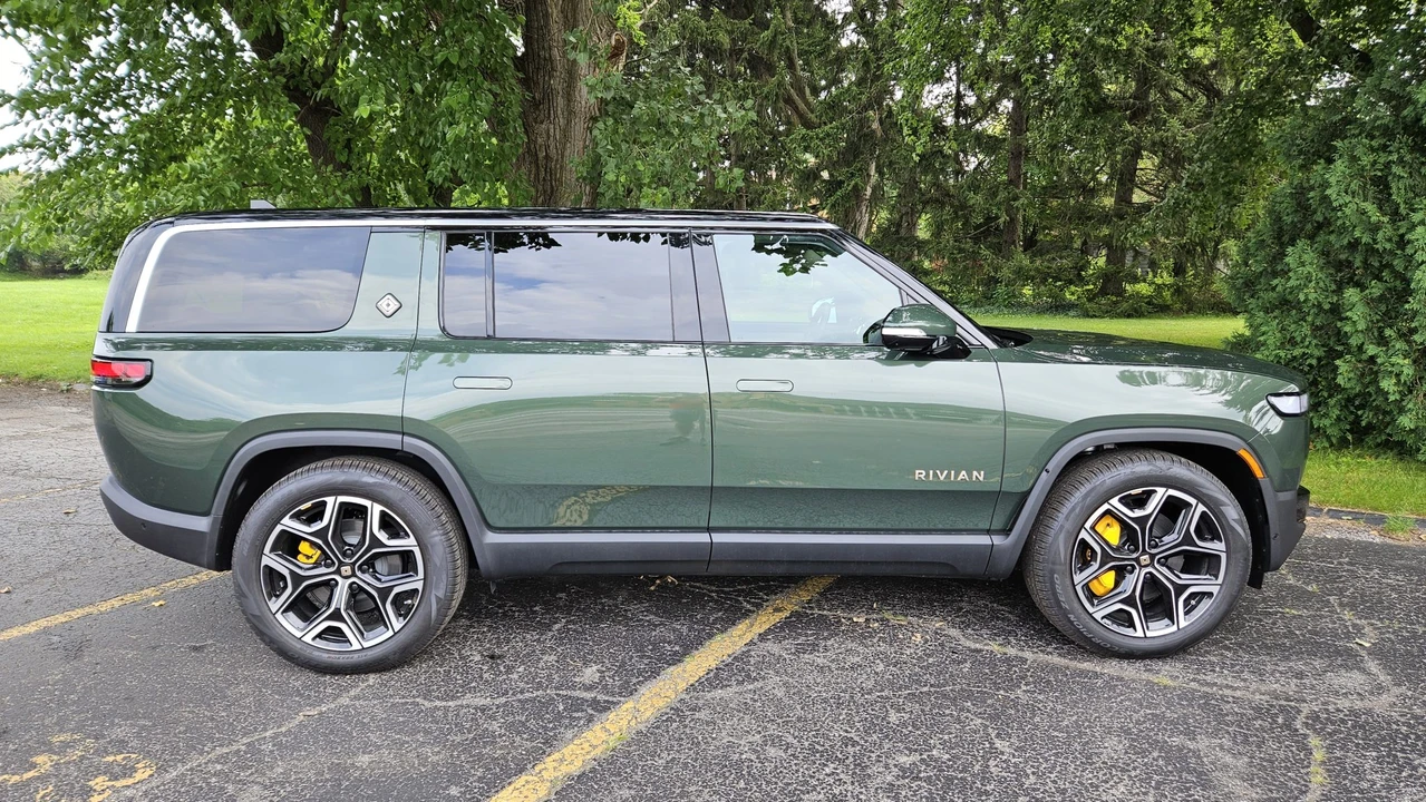 2023 Rivian R1S - Image 8 of 31