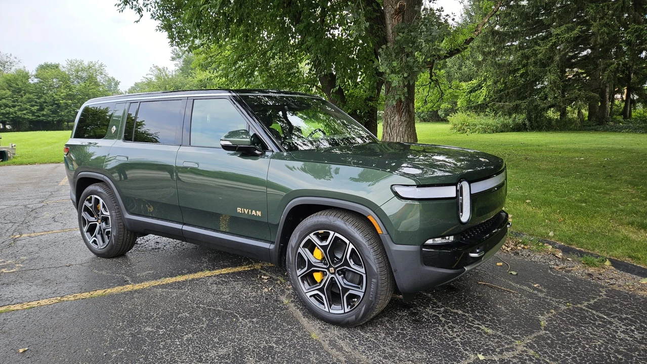 2023 Rivian R1S - Image 9 of 31