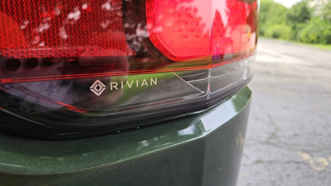 2023 Rivian R1S - Image 26 of 31