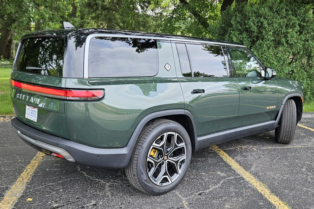 2023 Rivian R1S - Image 7 of 31