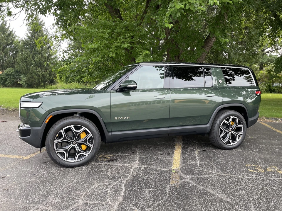 2023 Rivian R1S - Image 2 of 31