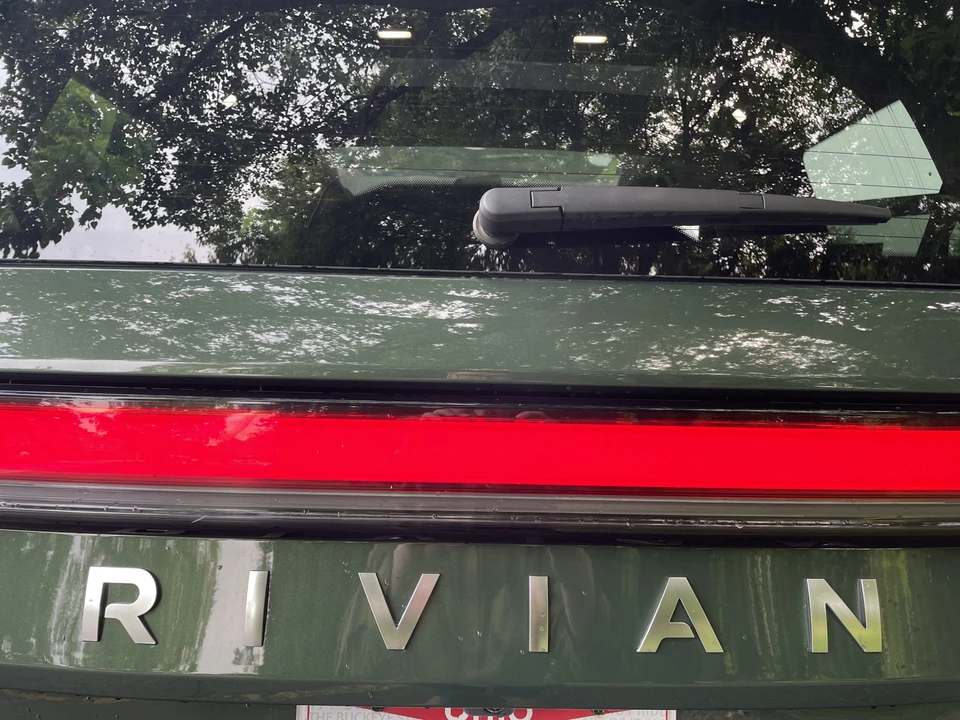 2023 Rivian R1S - Image 25 of 31