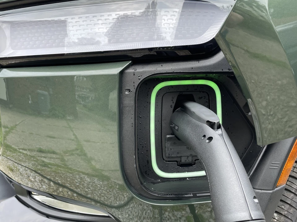 2023 Rivian R1S - Image 18 of 31