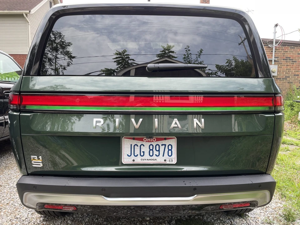 2023 Rivian R1S - Image 22 of 31