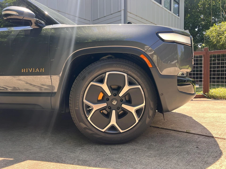 2023 Rivian R1S - Image 24 of 31